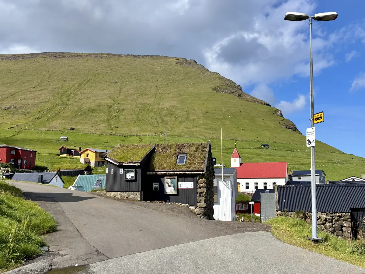 Mikladalur 的 Bus Shelter