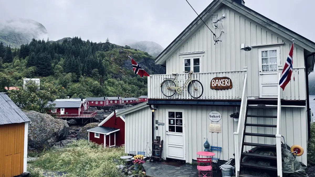 从 1887 年开始就在 Nusfjord 为渔民们烤制面包的 Hansines Bakeri 面包店