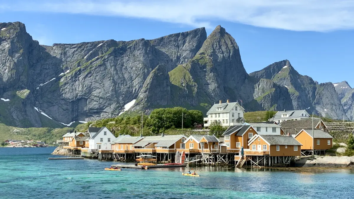 萨克里岛 (Sakrisøy) 上的罗弗敦经典黄色传统渔屋 (Rorbu)