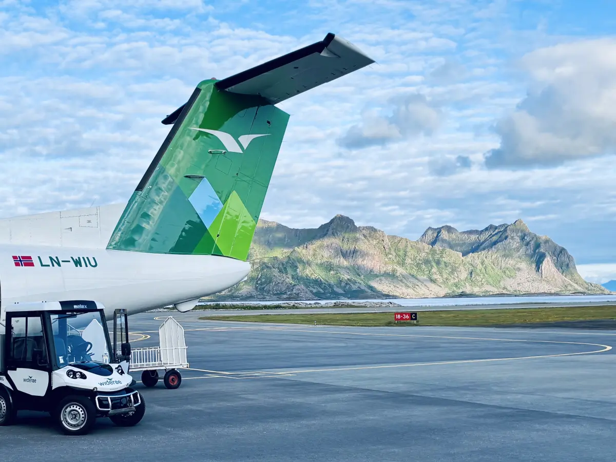 搭乘威德罗航空 (Widerøe) 的航班到达罗弗敦 (Lofoten) 的斯沃尔韦尔 (Svolvær)