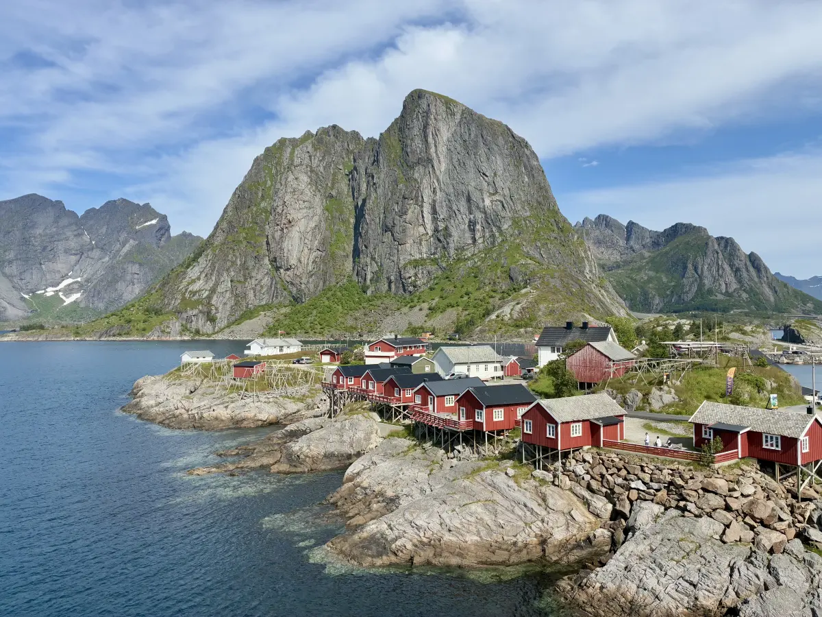 哈姆诺亚 (Hamnøya) 是罗弗敦的一个岛. 这里的红色传统鱼屋是罗弗敦的地标之一