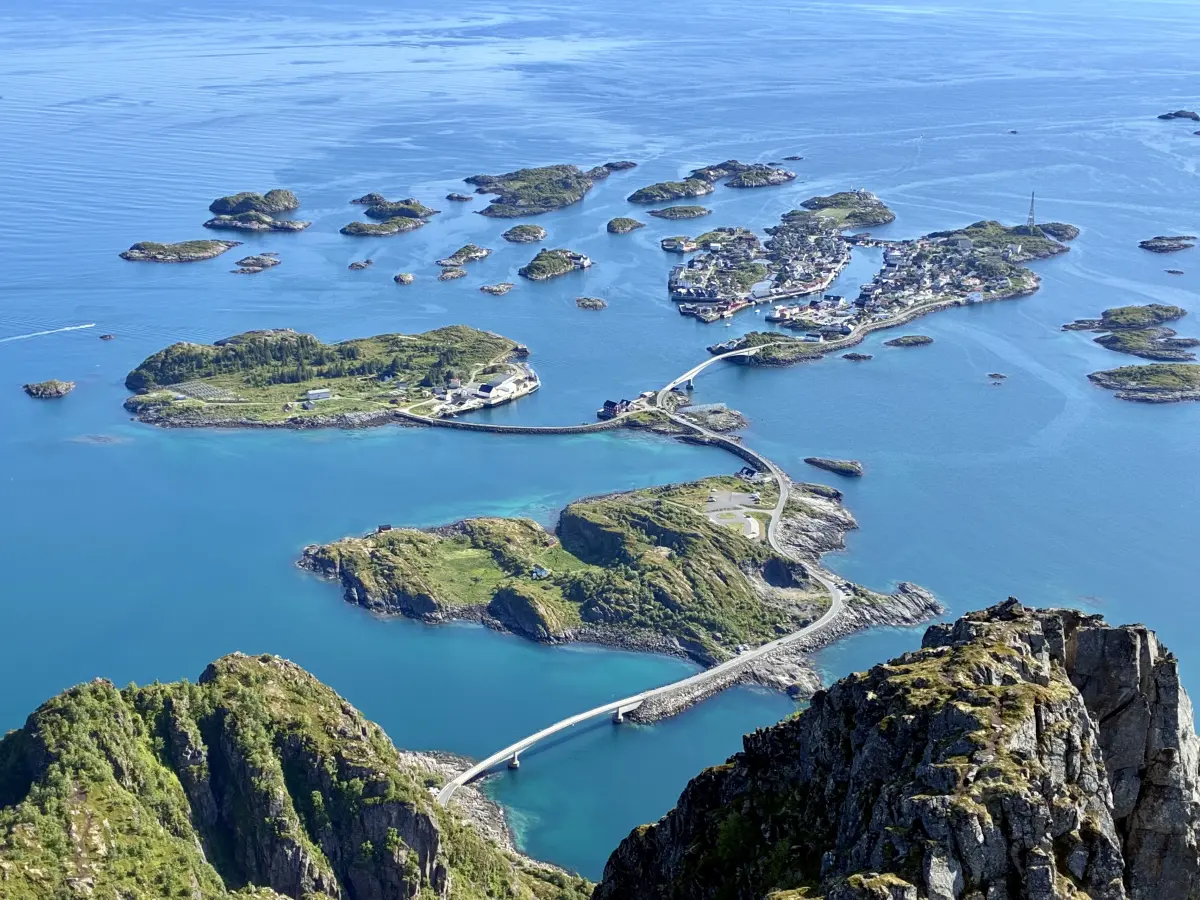 亨宁斯韦尔 (Henningsvær) 是罗弗敦的一个渔村. 徒步到 Festvågtind 可以俯瞰整个渔村