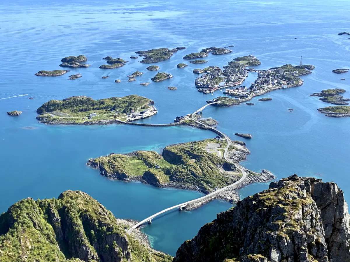 位于罗弗敦亨宁斯维尔 (Henningsvær) 的 Festvågtind 徒步是一条红色的路线