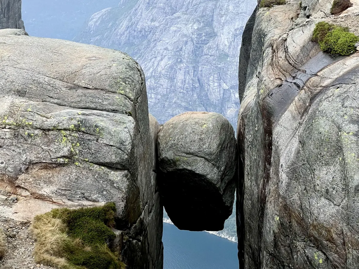 挪威三大奇石之一的奇迹石 (Kjeragbolten)