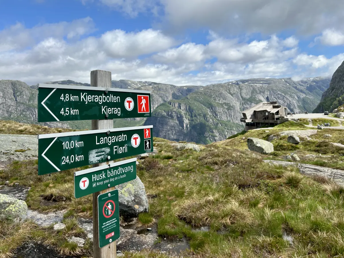 挪威三大奇石之一的奇迹石 (Kjeragbolten) 徒步的起点