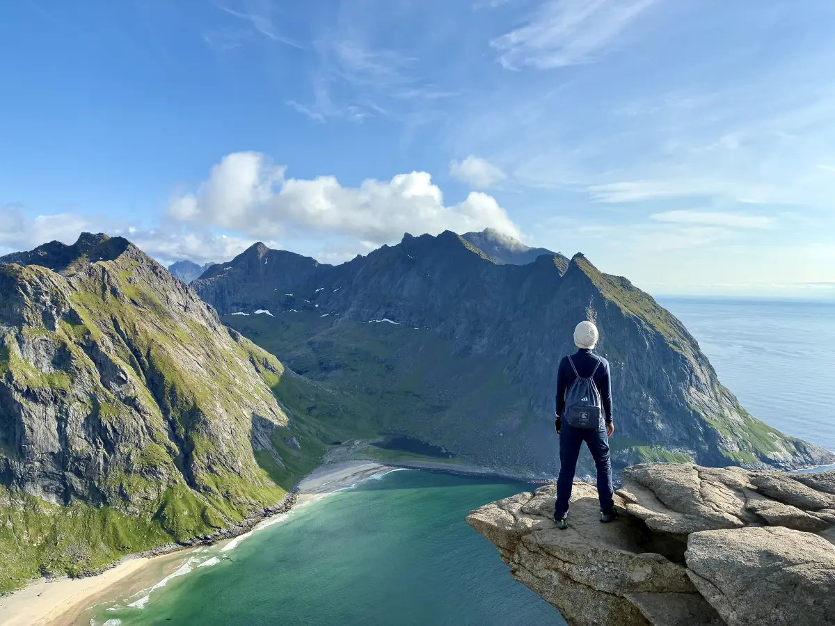 站在罗弗敦的 Ryten 山顶俯瞰下面 Kvalvika 海滩.