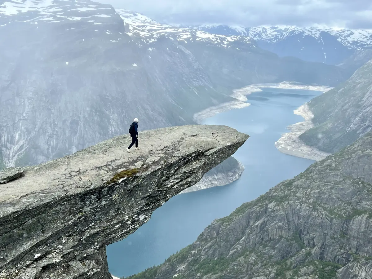 挪威三大奇石之一的巨魔之舌 (Trolltunga) 徒步是一条黑色的路线