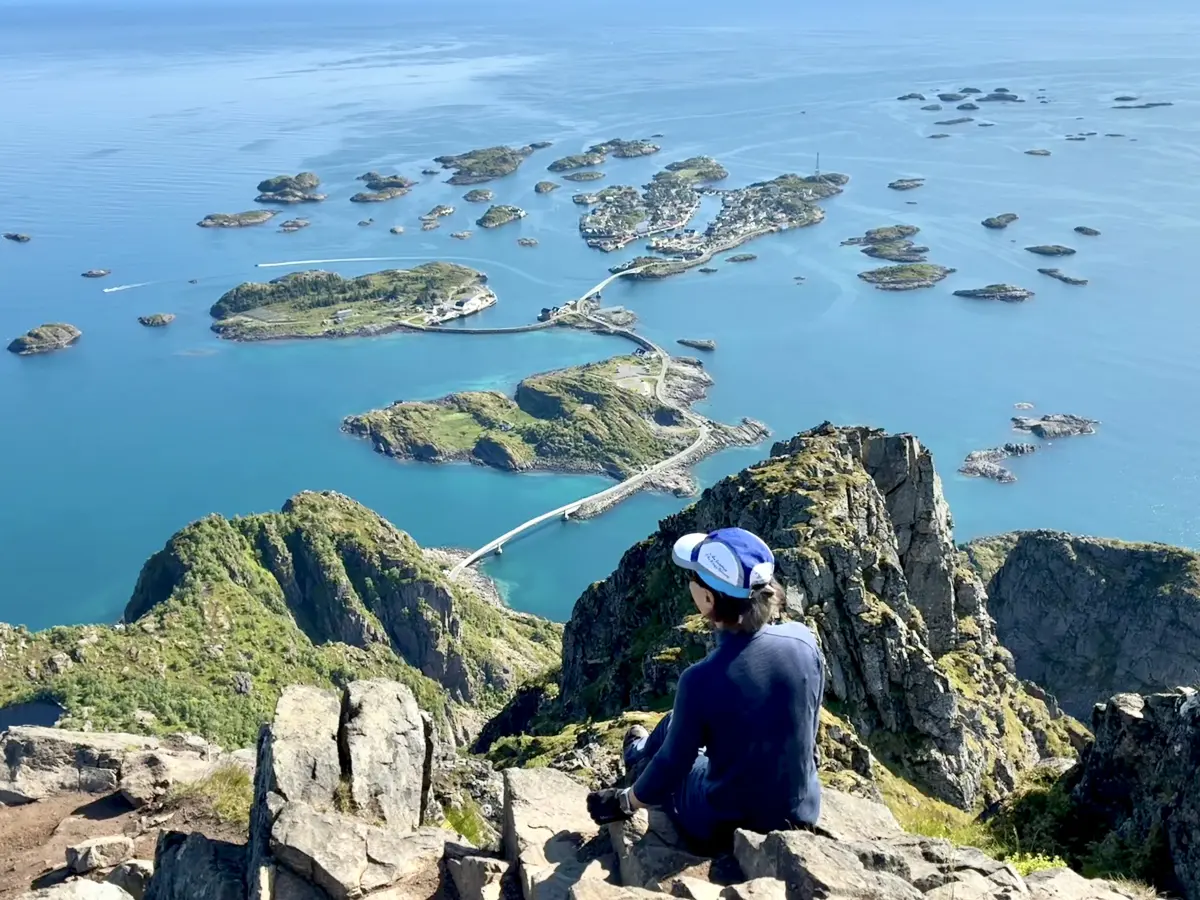 Festvågtind 顶峰上的亨宁斯维尔 (Henningsvær) 的全景