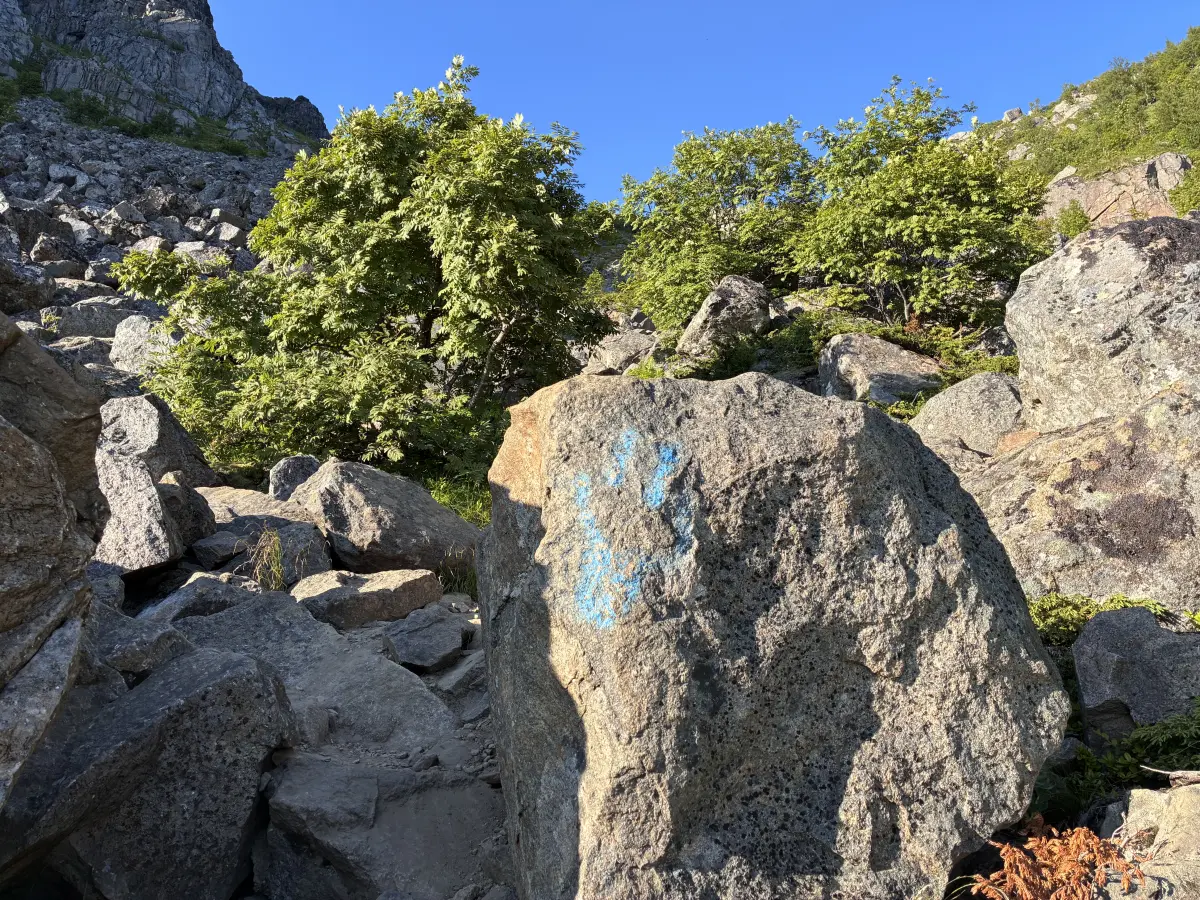 Festvågtind 徒步起始阶段的巨石