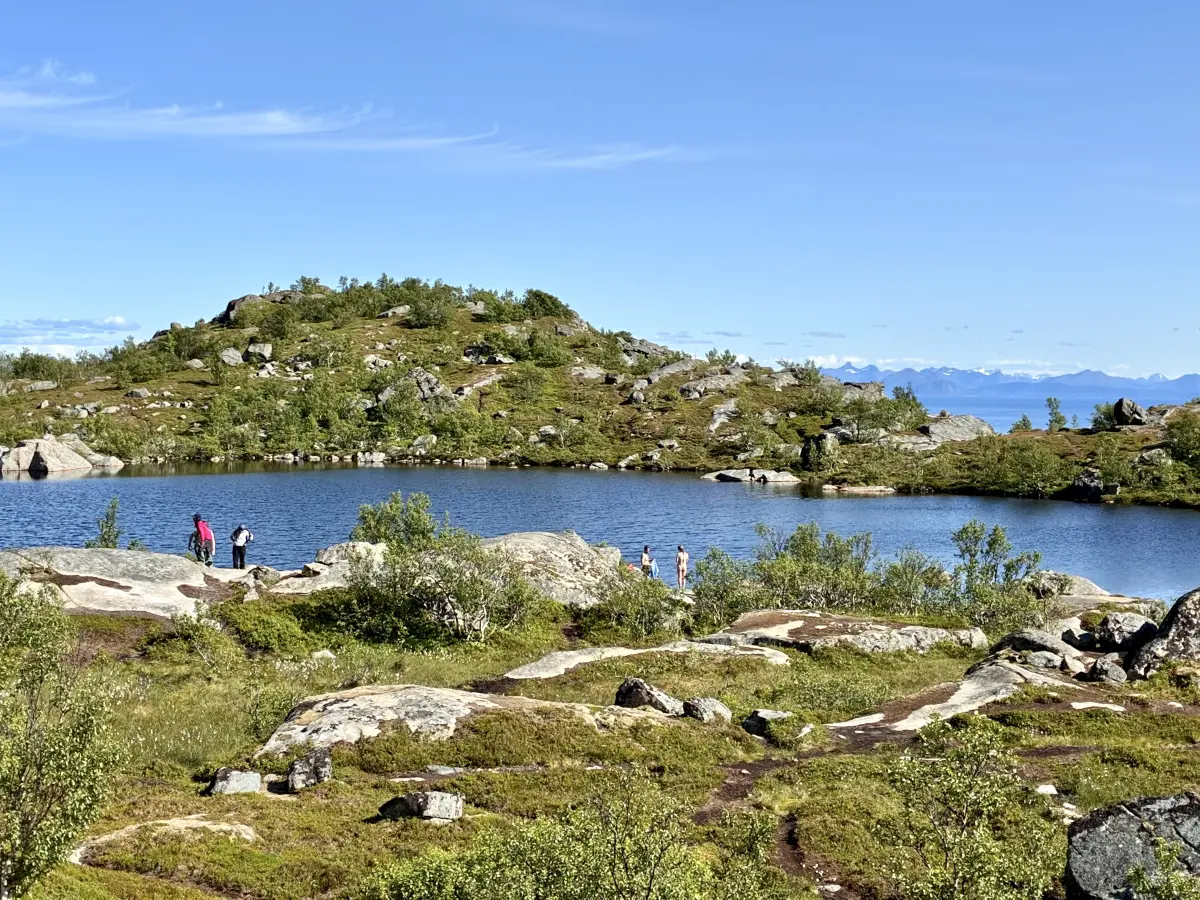 Festvågtind 山脊上的 Heiavannet 湖