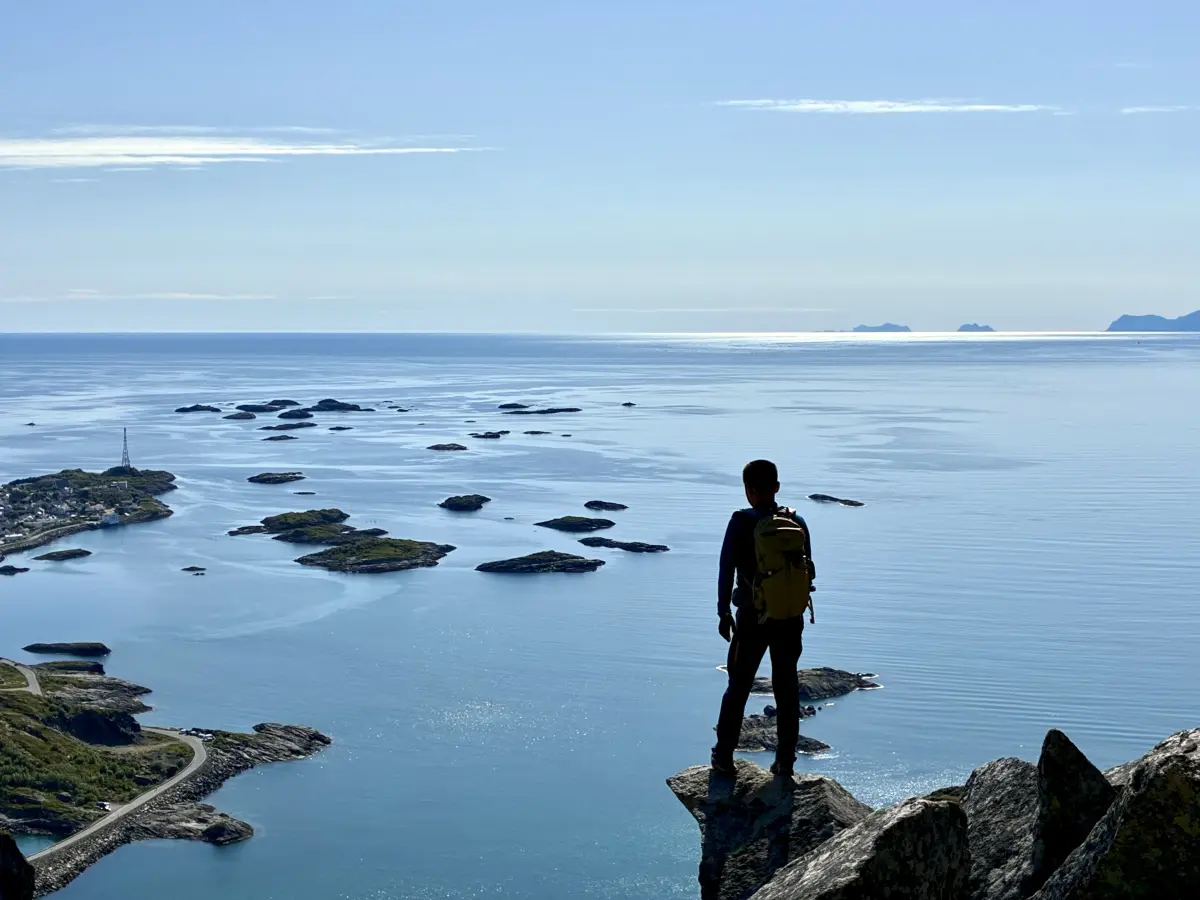 Festvågtind 徒步步道边我们戏称为 "小鳕鱼舌" 的一块突出的巨石