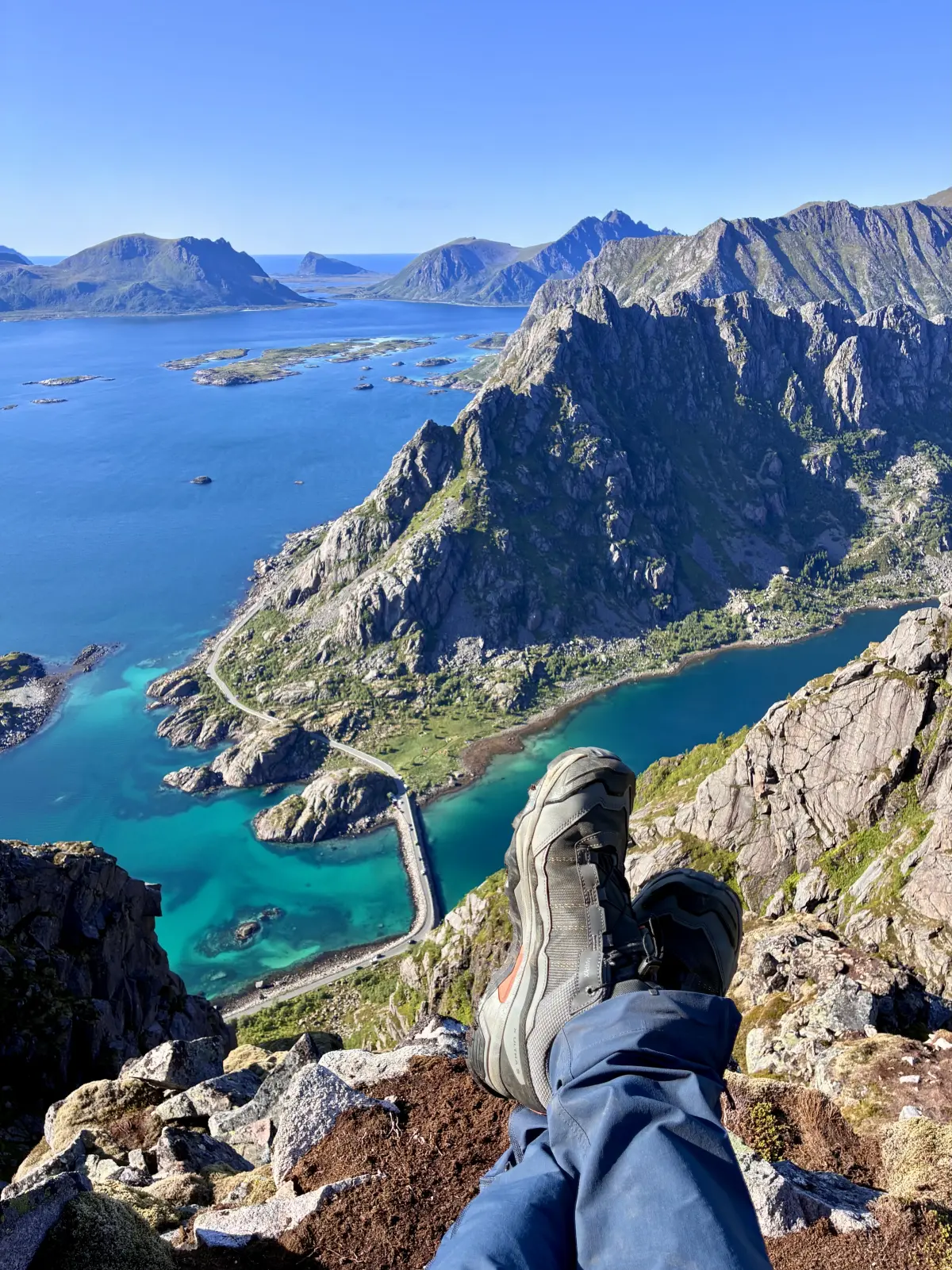 在 Festvågtind 峰的山脊上前往牧师岩 (Presten) 的途中俯瞰峡湾和 [816] 号公路