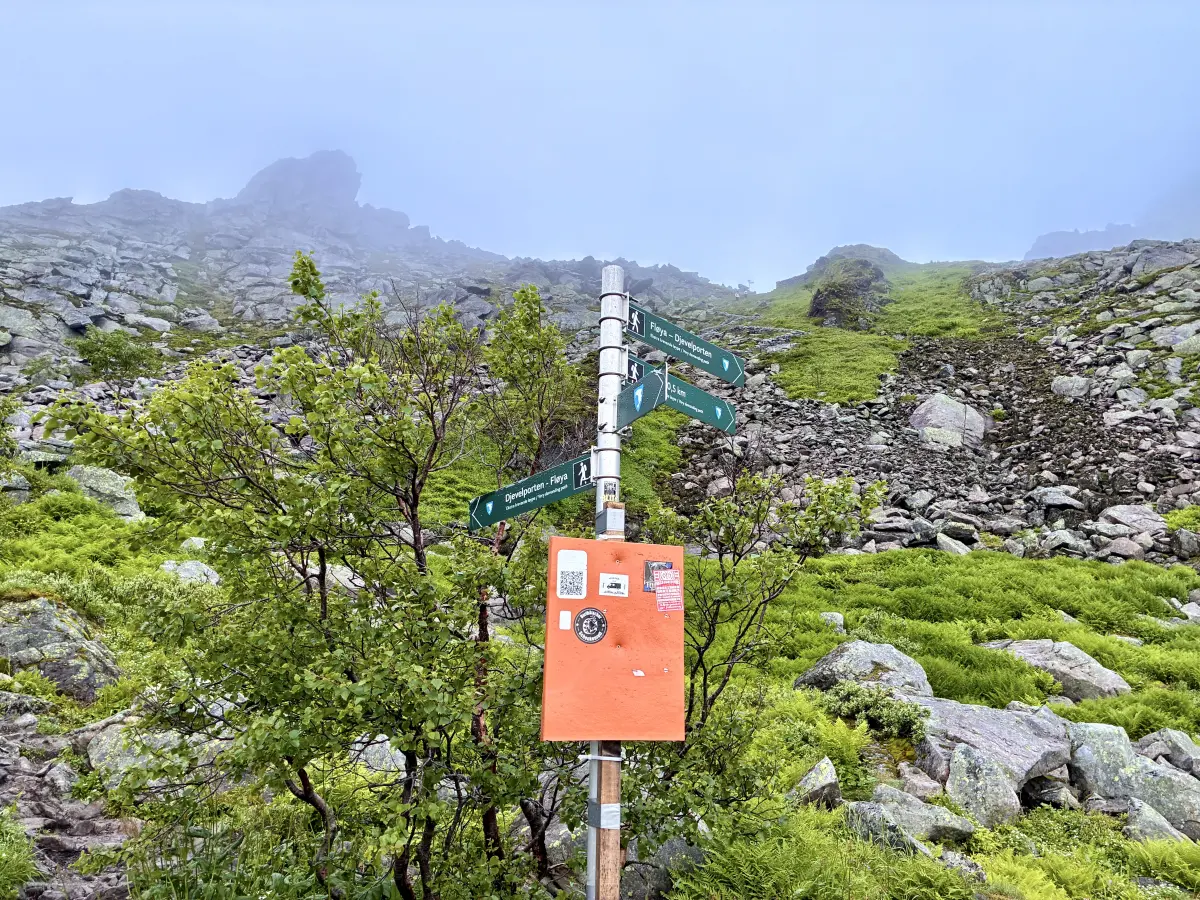 弗洛亚峰 (Fløya) 和魔鬼之门 (Djevelporten) 的三岔路口