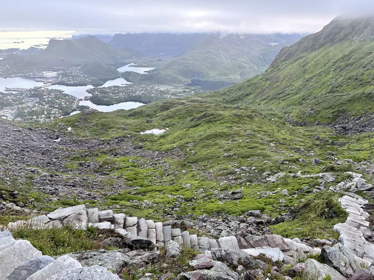 通往魔鬼之门 (Djevelporten) 的最后一段夏尔巴石阶