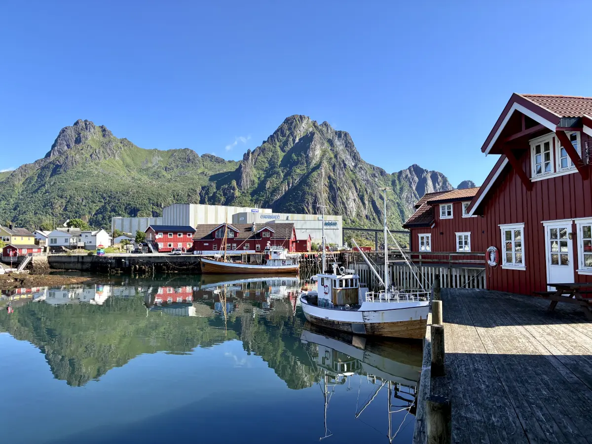 在斯沃尔韦尔 (Svolvær) 城内眺望弗洛亚峰 (Fløya) 和斯沃尔韦尔山羊峰 (Svolværgeita)