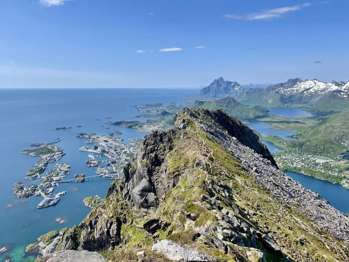 弗洛亚峰最高点西南侧的山脊通往俯瞰斯沃尔维尔全景的观景点