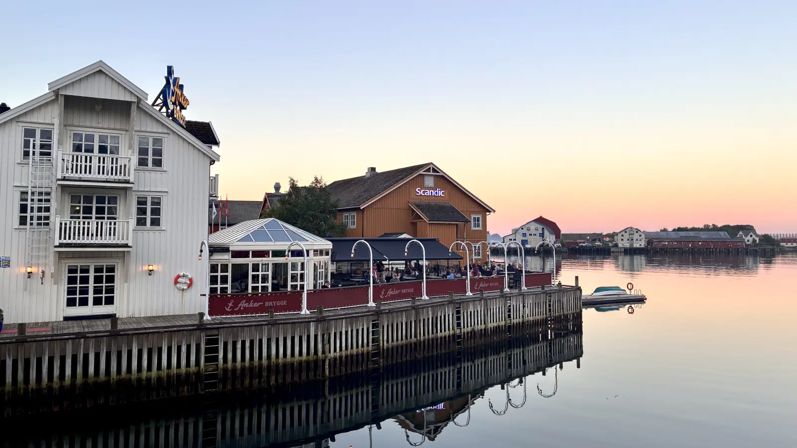 七月中旬凌晨一点时斯沃尔维尔 (Svolvær) 中心的小岛的拉姆霍尔门 (Lamholmen)