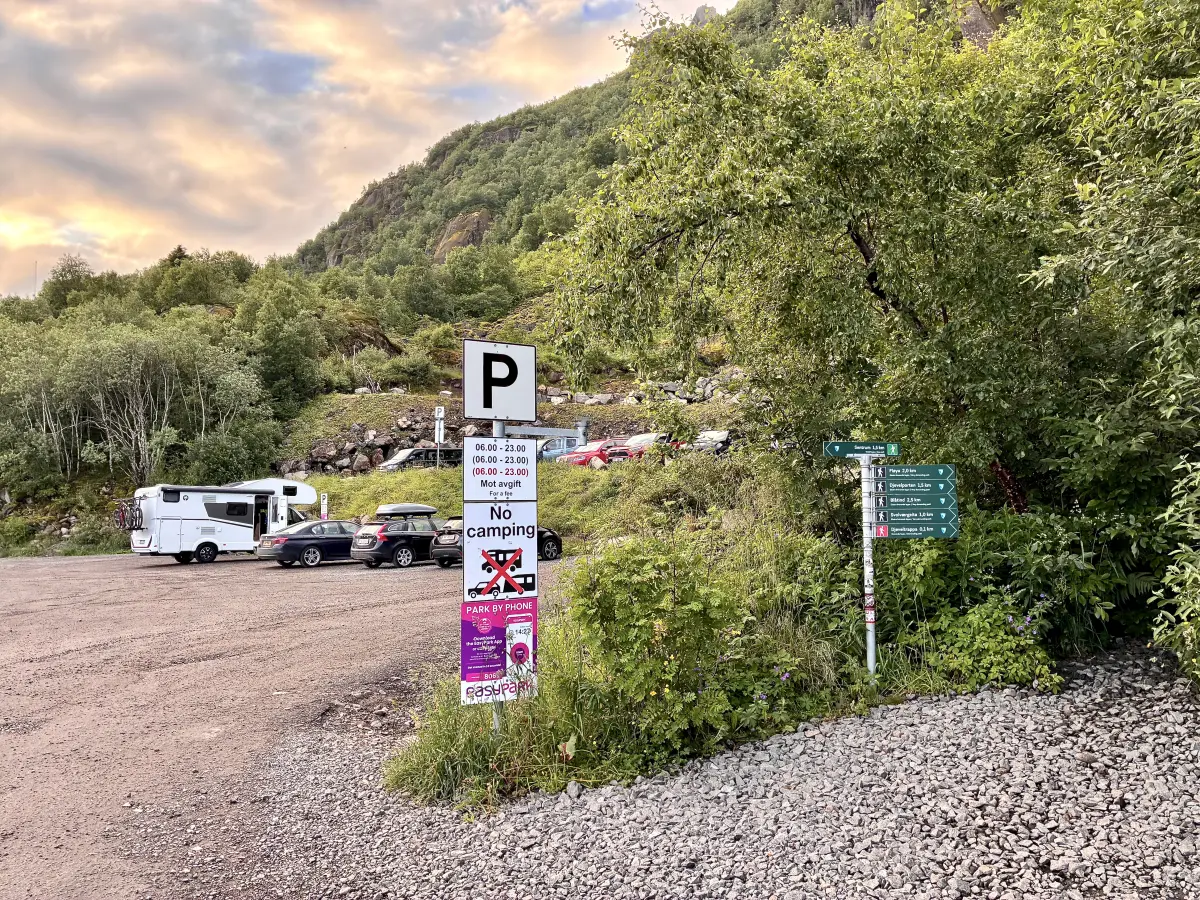 魔鬼之梯/魔鬼之门/斯沃尔韦尔山羊峰/弗洛亚的停车场 (Parking for Djeveltrappa/Djevelporten/Svolværgeita/Fløya)