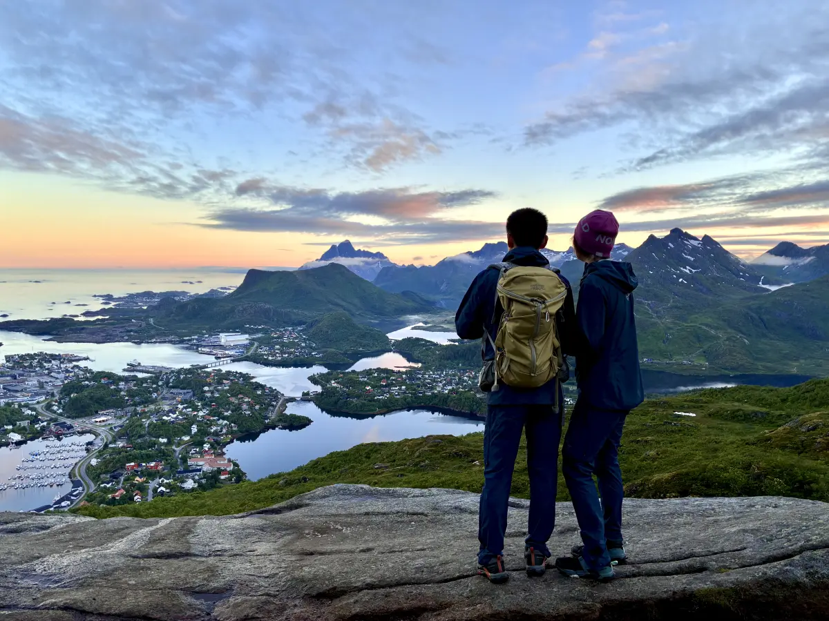 在弗洛亚峰 (Fløya) 上俯瞰斯沃尔维尔 (Svolvær)