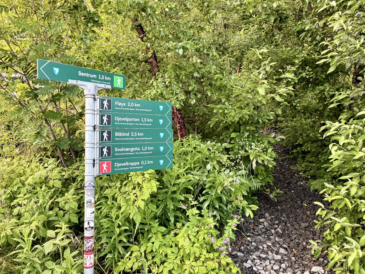 魔鬼之梯/魔鬼之门/斯沃尔韦尔山羊峰/弗洛亚的徒步路标 (Djeveltrappa/Djevelporten/Svolværgeita/Fløya trail markers)