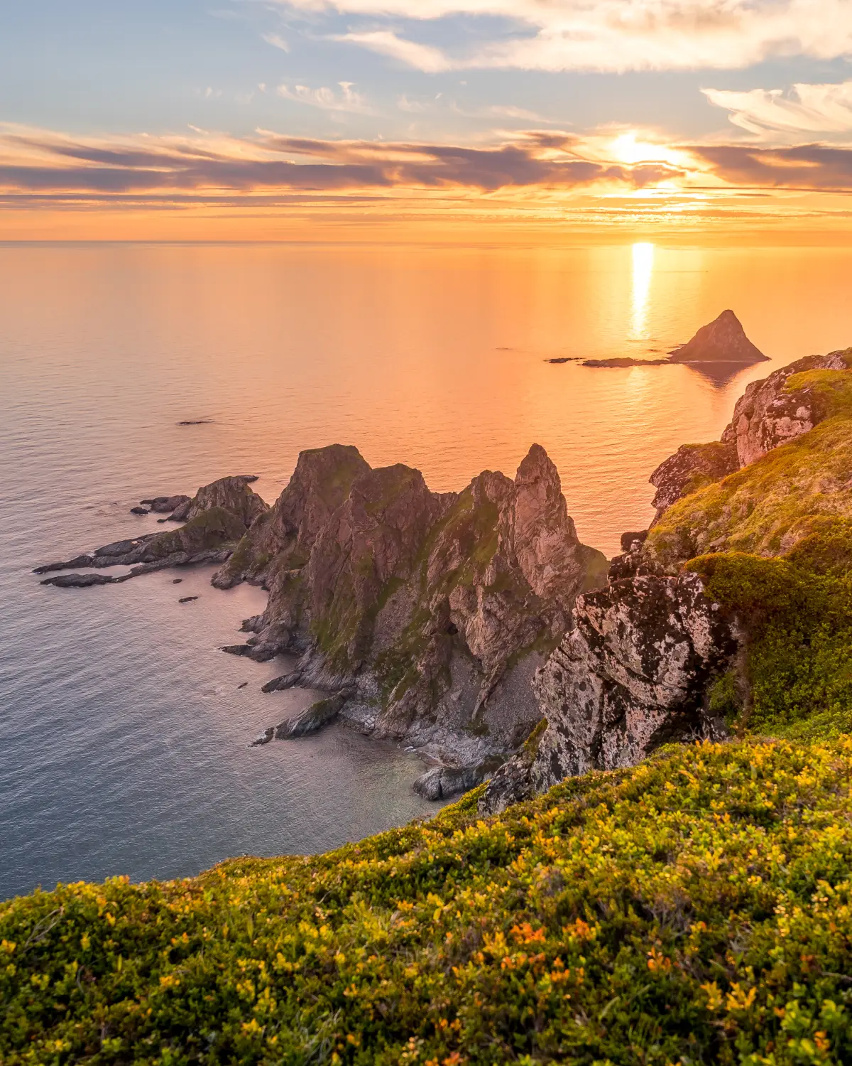 午夜阳光下的莫廷恩 (Måtinden) -  安岛 (Andøya) - 西奥伦群岛 (Vesterålen)
