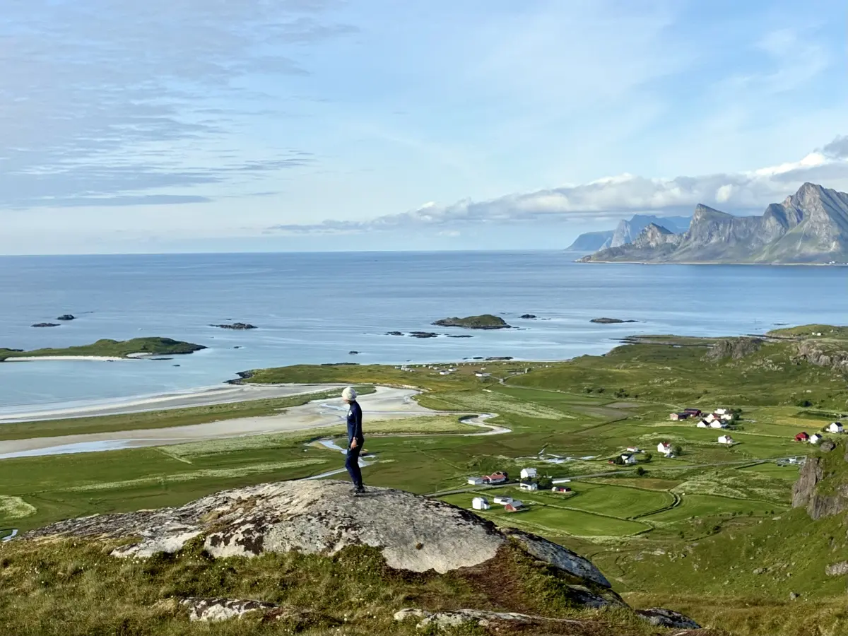 在雷腾山和鲸湾海滩 (Ryten and Kvalvika) 徒步路线上的壮丽全景