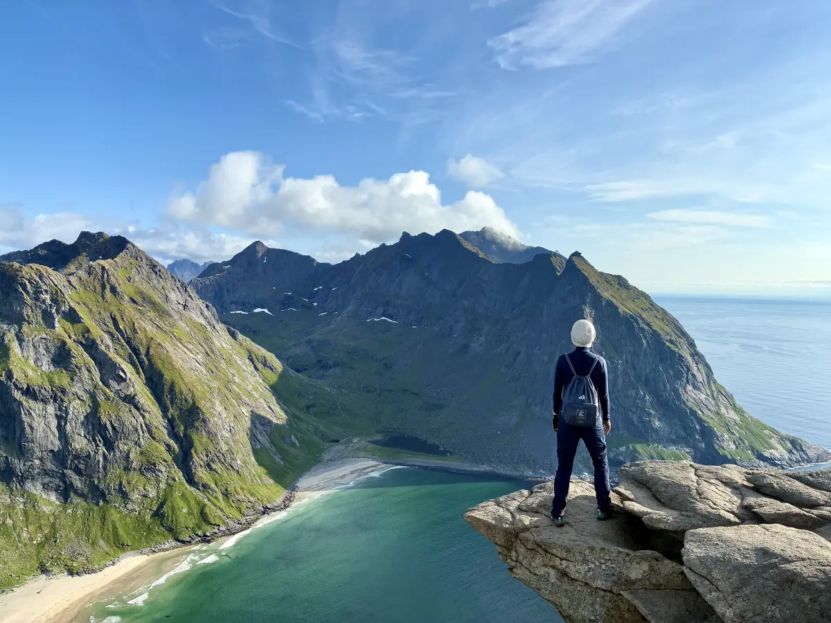 站在雷腾山 (Ryten) 山顶的迷你 "巨魔之舌 (Trolltunga)" 之上俯瞰鲸湾 (Kvalvika) 海滩