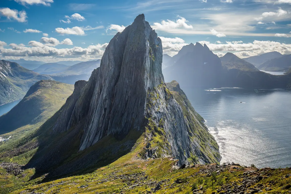 在塞尼亚岛 (Senja) 上从赫斯滕峰 (Hesten) 欣赏塞格拉峰 (Segla) 的视角