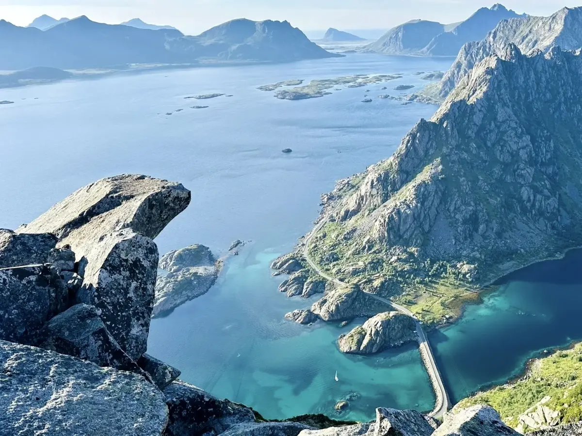 在牧师岩 (Presten) 之上的巨石鳕鱼舌 (Torsketunga)