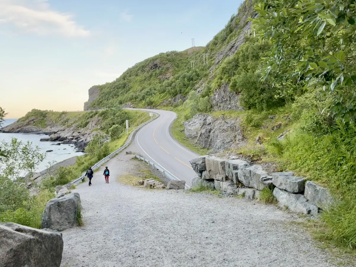位于 [E10] 号公路 Ramsviktunnelen 隧道出口之上的步道起点