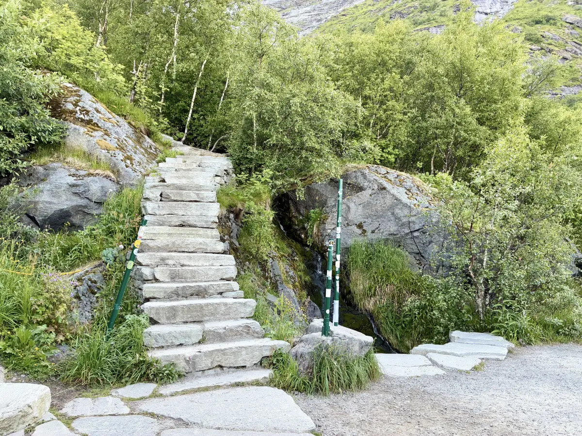 Reinebringen 步道起点的石阶