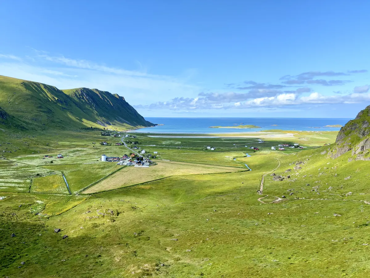 Innersand 和 Yttersand 以及远处的 Sandbotnen 海湾的全景