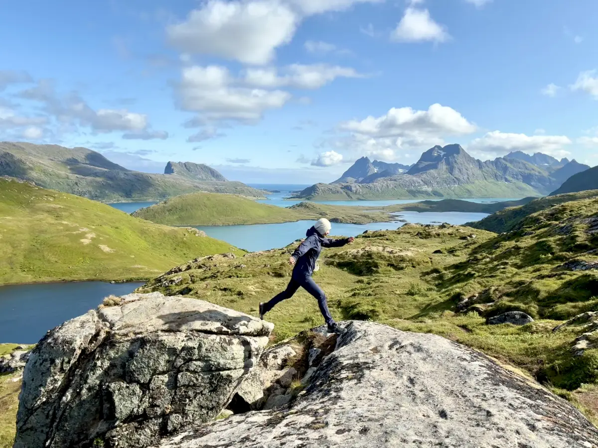 在 Ryten 步道途中的观景点远眺峡湾和群山
