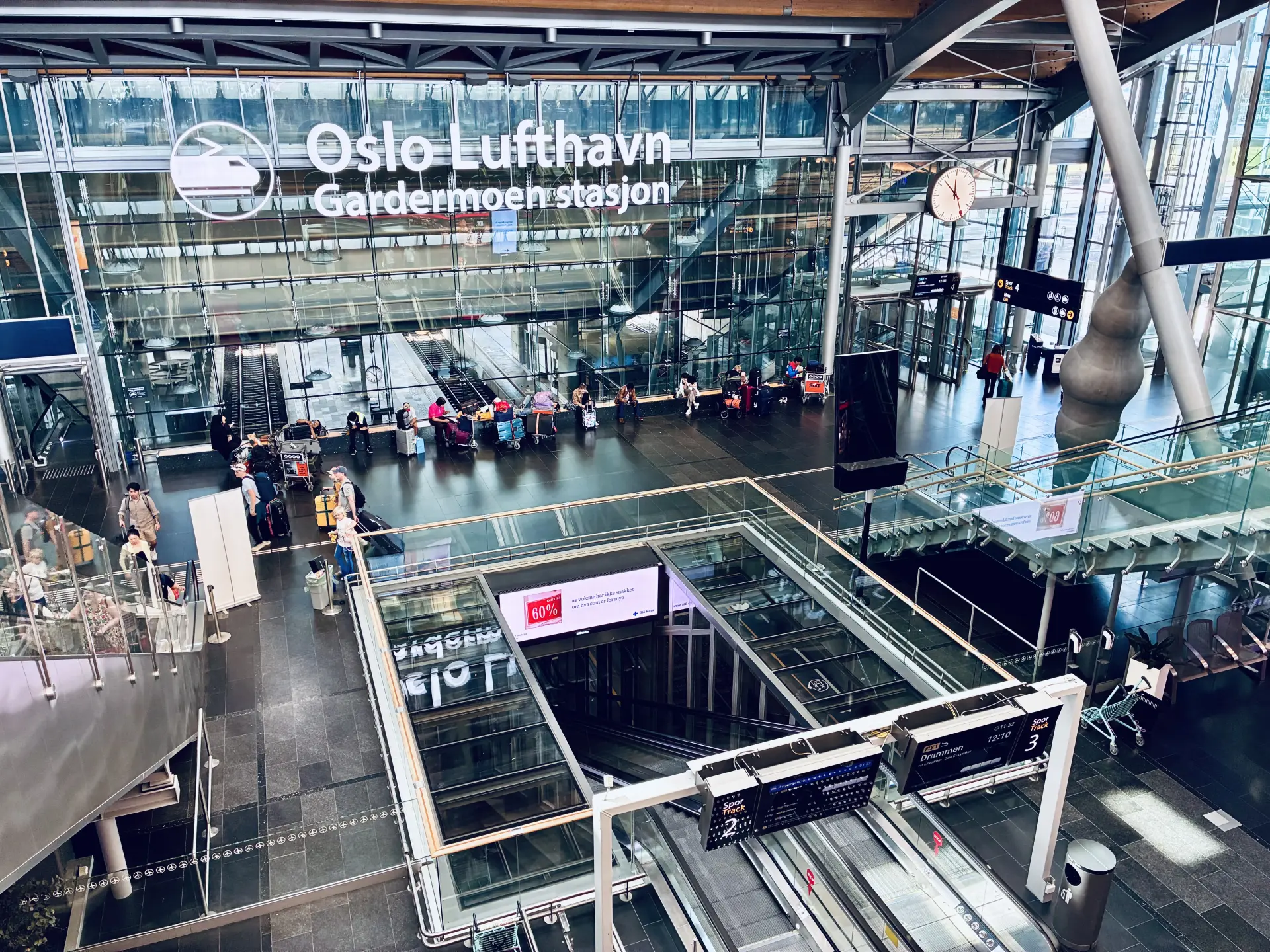 奥斯陆机场 (Oslo Airport, OSL) 中央到达大厅的火车站入口
