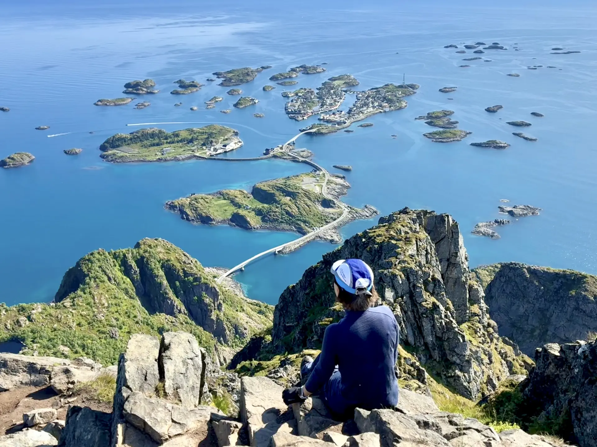 徒步到 Festvågtind 的顶峰俯瞰亨宁斯维尔 (Henningsvær) 全景