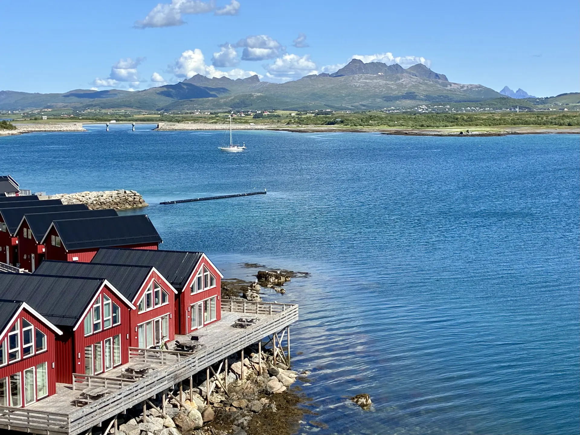 在罗弗敦之路 (Lofoten) 上的 Skreda 休息区所见的峡湾风光