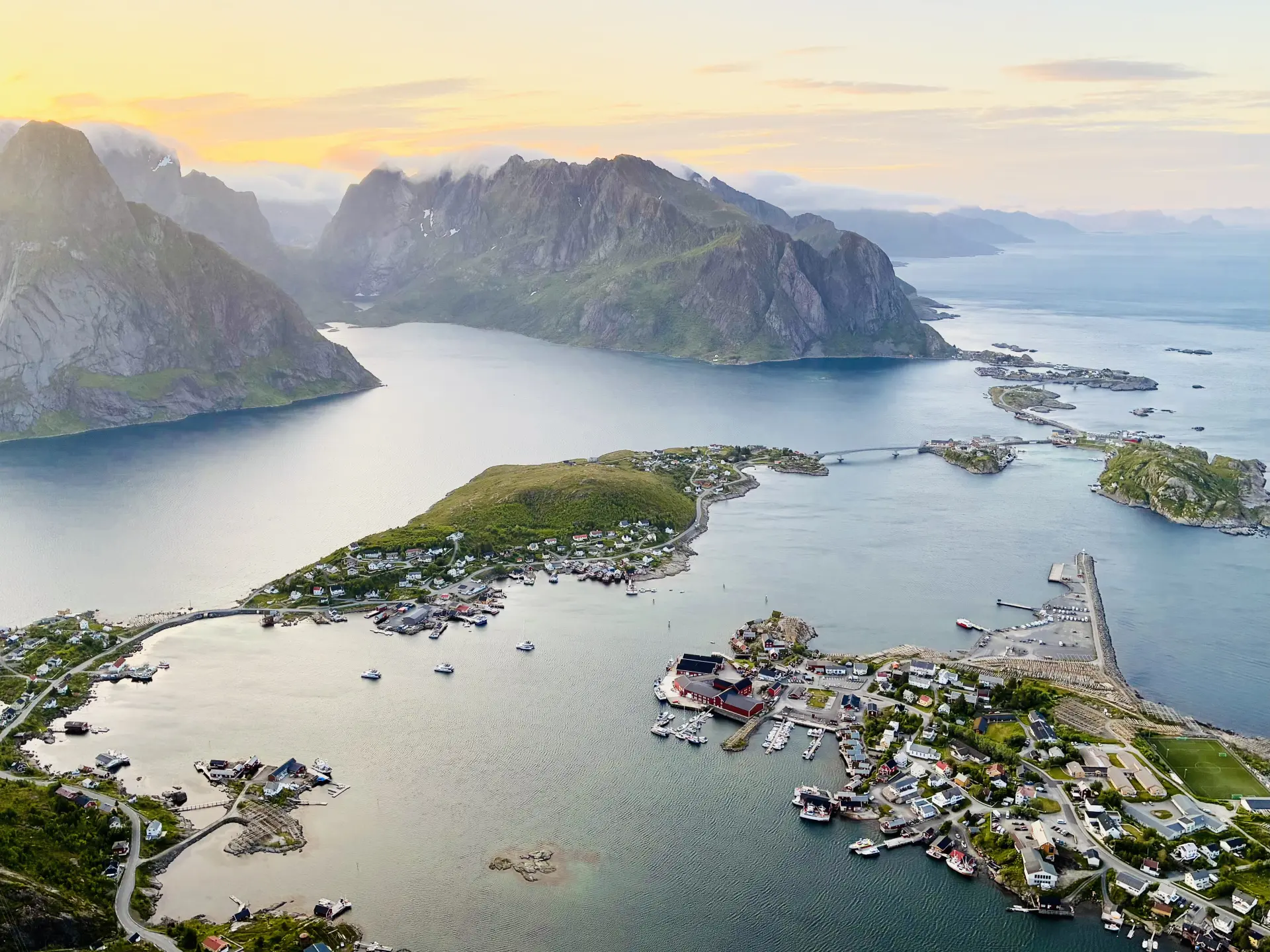 在雷讷布林根 (Reinebringen) 的山顶俯瞰峡湾中的渔村全景