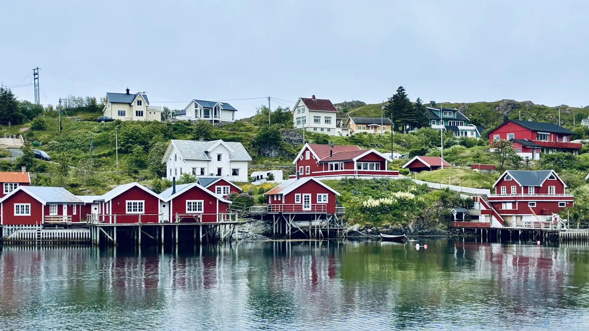 瑟沃根 (Sørvågen) 的渔村风光