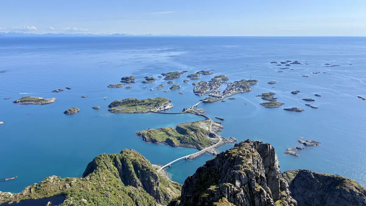 在菲斯特沃格峰 (Festvågtind) 山顶俯瞰绝美的渔村亨宁斯维尔 (Henningsvær).
