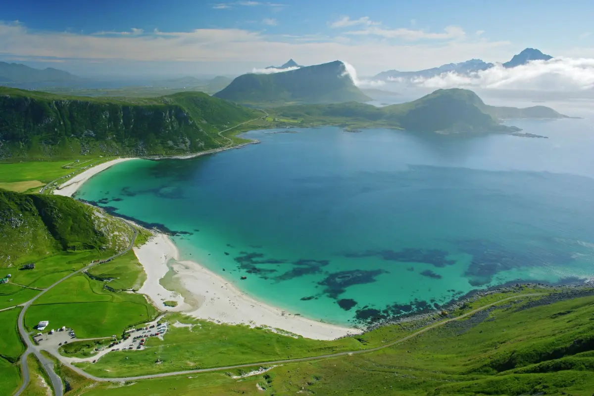 在 Mannen 山上俯瞰 Haukland 海滩的全景
