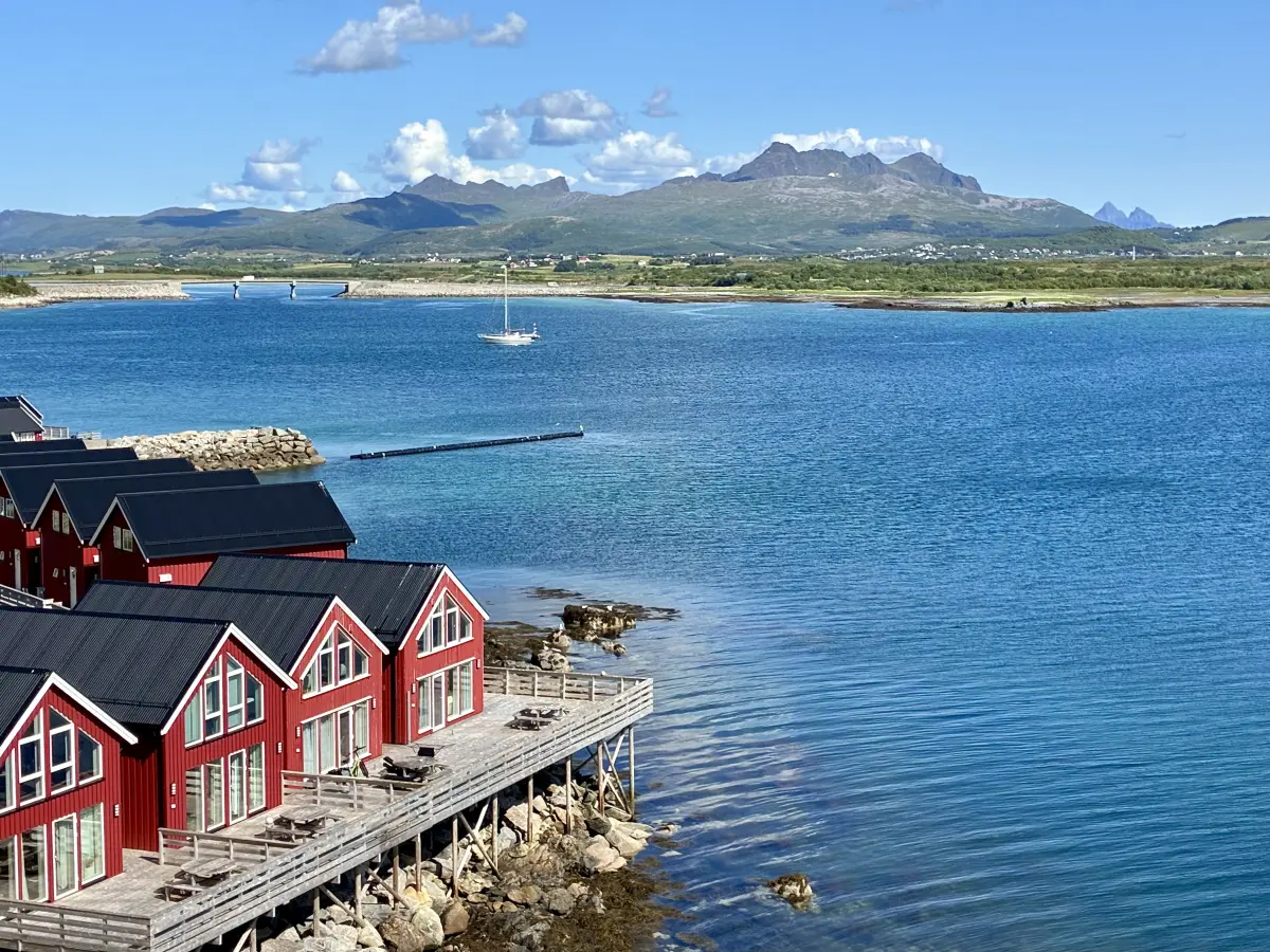 在罗弗敦之路 (Lofoten) 上的 Skreda 休息区所见的峡湾风光
