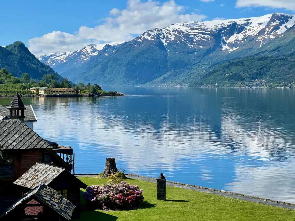 在哈当厄尔 (Hardanger) 国家旅游公路之上的于伦斯旺 (Ullensvang) 欣赏哈当厄尔峡湾 (Hardangerfjorden)