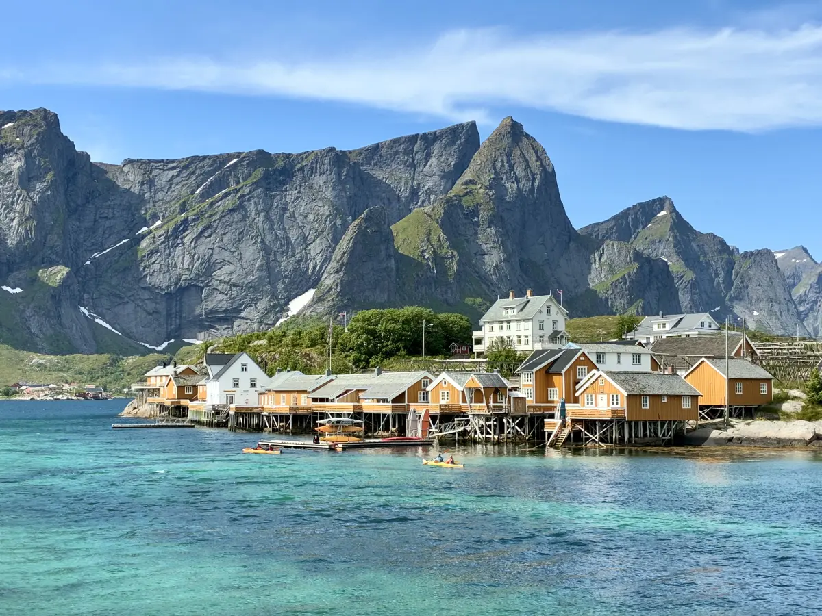 罗弗敦 (Lofoten) 渔村 Sakrisøy 的经典黄色传统渔屋 (Rorbuer)