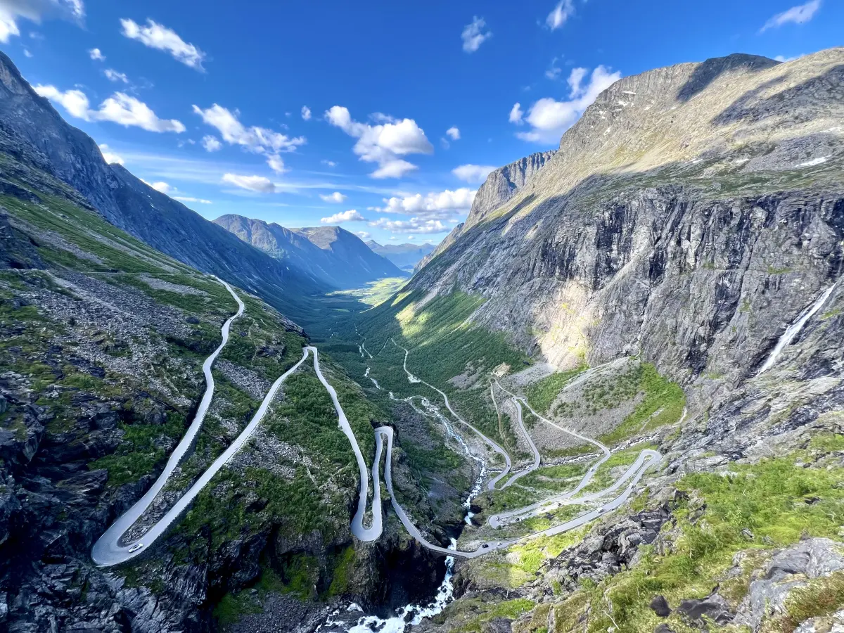 由翁达尔斯内斯 (Åndalsnes) 前往盖朗厄尔 (Geiranger) 途中的的巨魔之路 (Trollstigen)