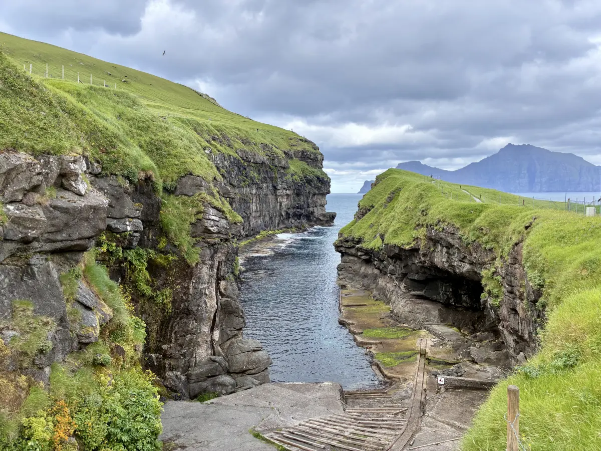 约格夫 (Gjógv) 的海蚀峡谷