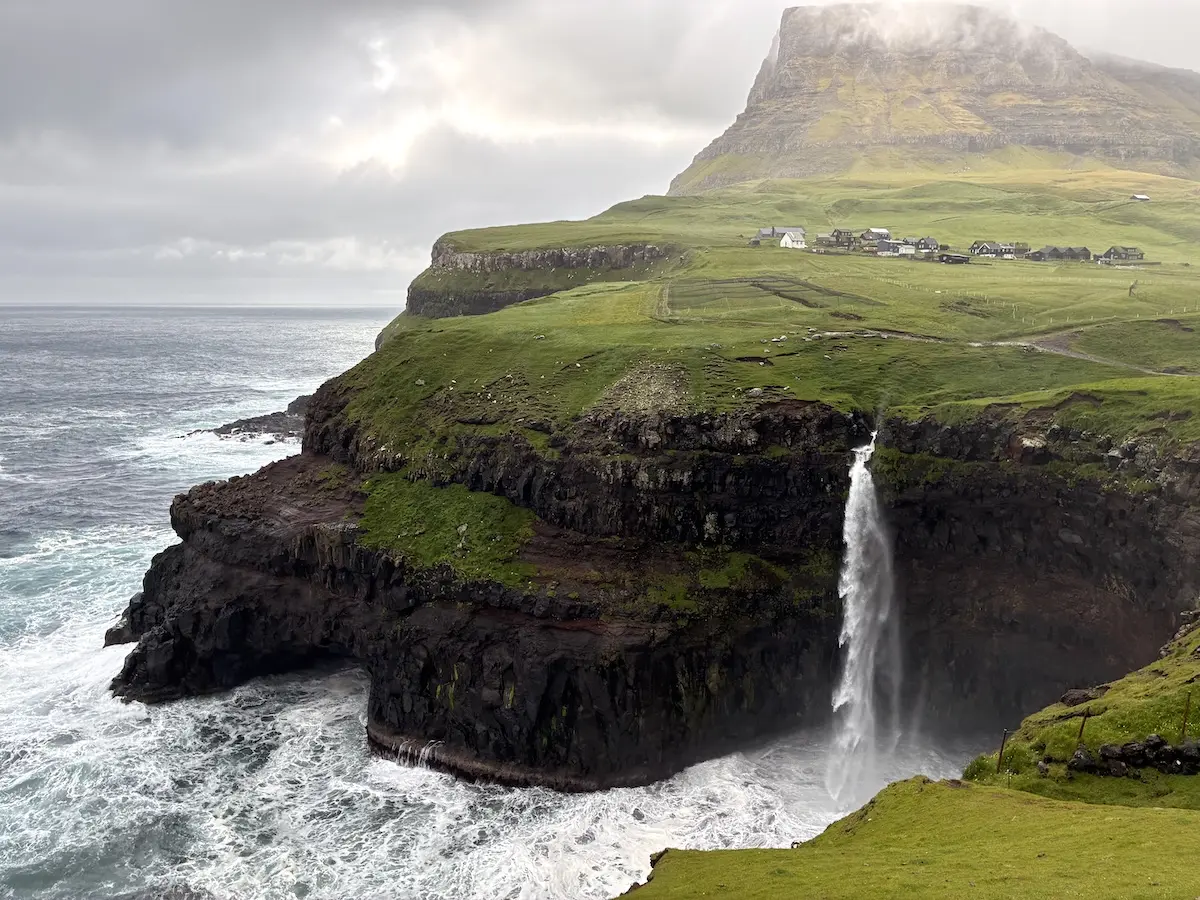 穆拉瀑布 (Múlafossur) 和戈萨达鲁尔村 (Gásadalur)