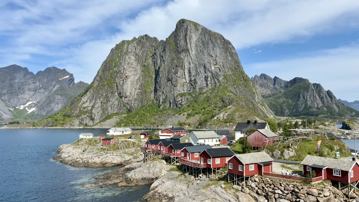 哈姆岛 (Hamnøya) 上的罗弗敦经典红色传统渔屋 (Rorbu)