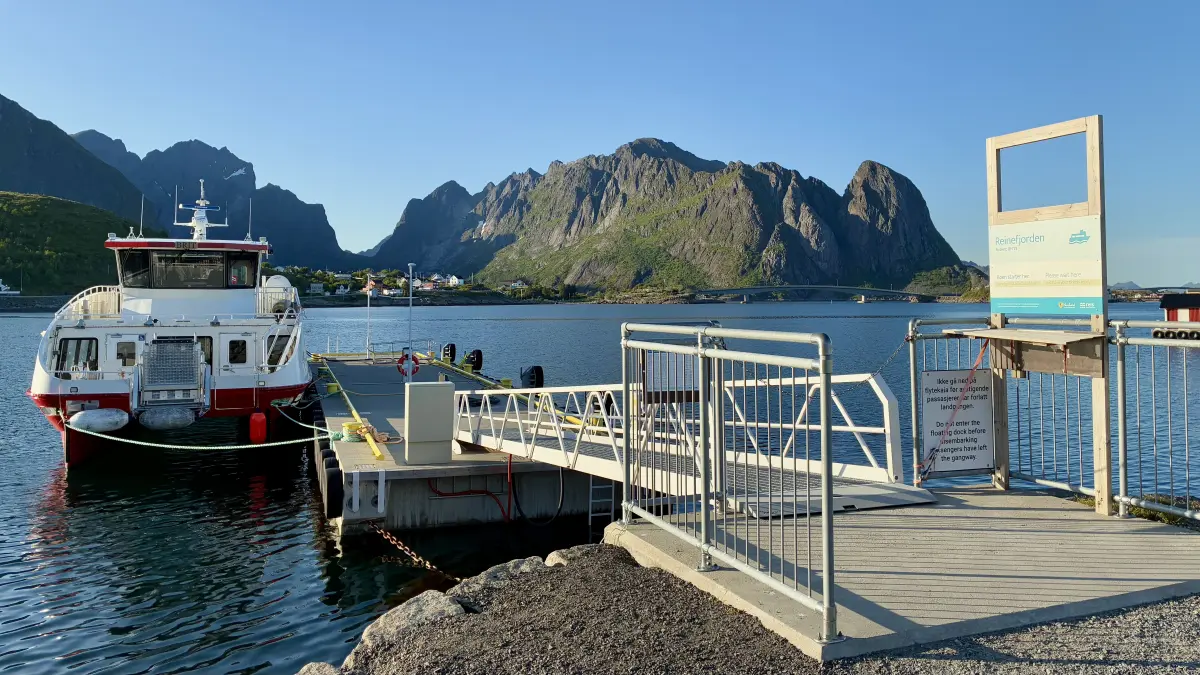 雷讷外港 (ReReine Ytre Havn) 的雷讷快艇码头 (Reine hurtigbåtkai)