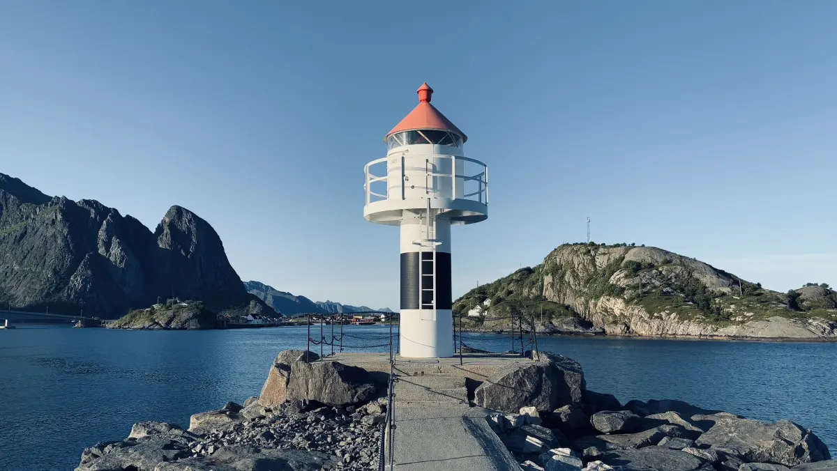 雷讷外港 (ReReine Ytre Havn) 防波堤之上的灯塔