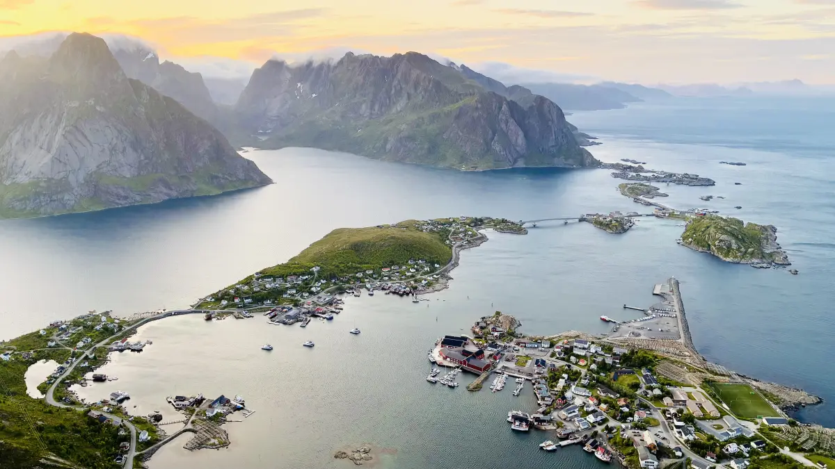 在雷讷布林根 (Reinebringen) 山顶俯瞰雷讷 (Reine) 和其他小岛的全景
